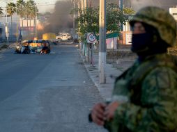 Fotografía de un vehículo de carga calcinado tras los enfrentamientos de fuerzas federales con grupos armados hoy, en Culiacán, Sinaloa. EFE / J. C. Cruz