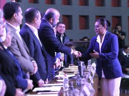 El rector general de la Universidad de Guadalajara, Ricardo Villanueva Lomelí, felicita a los y las enfermeras por su gran desempeño durante la pandemia de COVID-19. EL INFORMADOR / A. Camacho