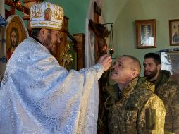 La Navidad ortodoxa, festividad que soldados rusos y ucranianos celebraron en las trincheras bajo el fuego enemigo. EFE / S. Kozlov