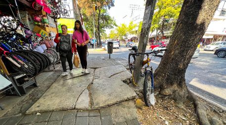 La intervención en las banquetas ubicadas en la zona de Javier Mina permitirá mejorar los recorridos de las personas que acuden a esta zona de la ciudad. EL INFORMADOR/A. Navarro