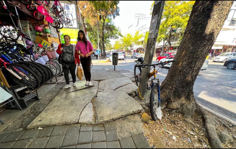 La intervención en las banquetas ubicadas en la zona de Javier Mina permitirá mejorar los recorridos de las personas que acuden a esta zona de la ciudad. EL INFORMADOR/A. Navarro