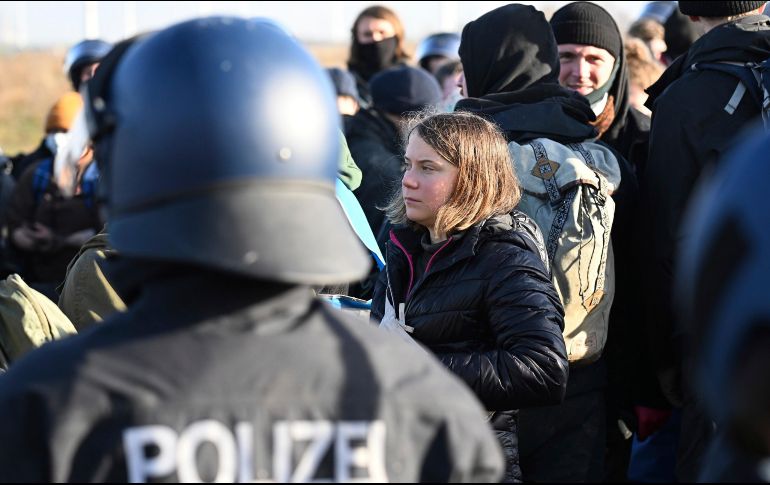 Policías escoltan a Greta Thunberg junto con más activistas ambientales. AP/F. Gambarini