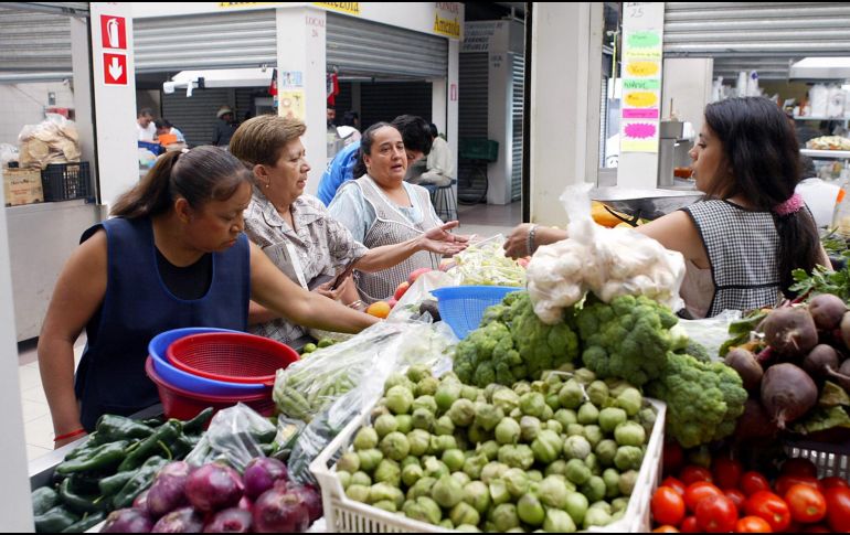 Locatarios del mercado de Mexicaltzingo vieron bajar sus ventas por la ampliación del Paseo Alcalde. EL INFORMADOR/Archivo