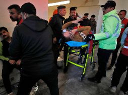 Personal sanitario traslada a los lesionados a hospitales a recibir atención tras la estampida. AFP/A. Al-Rubaye