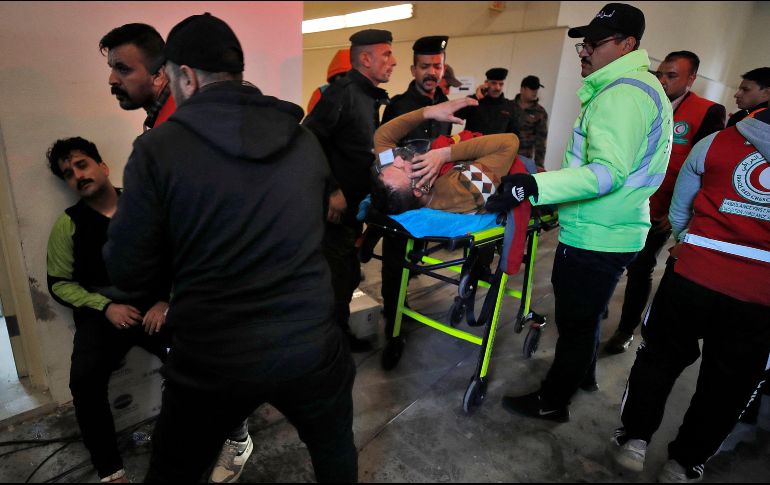 Personal sanitario traslada a los lesionados a hospitales a recibir atención tras la estampida. AFP/A. Al-Rubaye