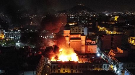 Aún no se sabe si hay víctimas en el incendio. R. Pajuelo/EFE