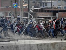 Las protestas del jueves de habitantes de zonas rurales de los Andes en Lima dejaron además 38 heridos entre policías y civiles. AFP/D. Ramos