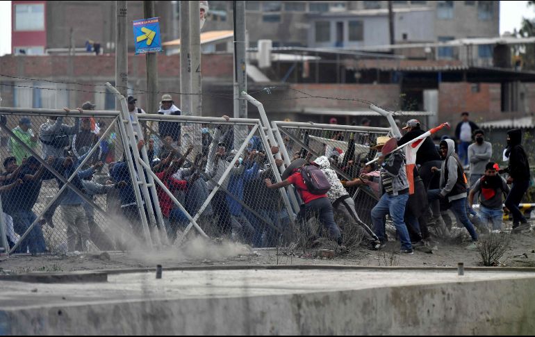 Las protestas del jueves de habitantes de zonas rurales de los Andes en Lima dejaron además 38 heridos entre policías y civiles. AFP/D. Ramos