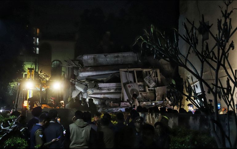 Imágenes difundidas por el canal indio NDTV en el lugar del accidente muestran los restos del inmueble completamente destrozado. AFP