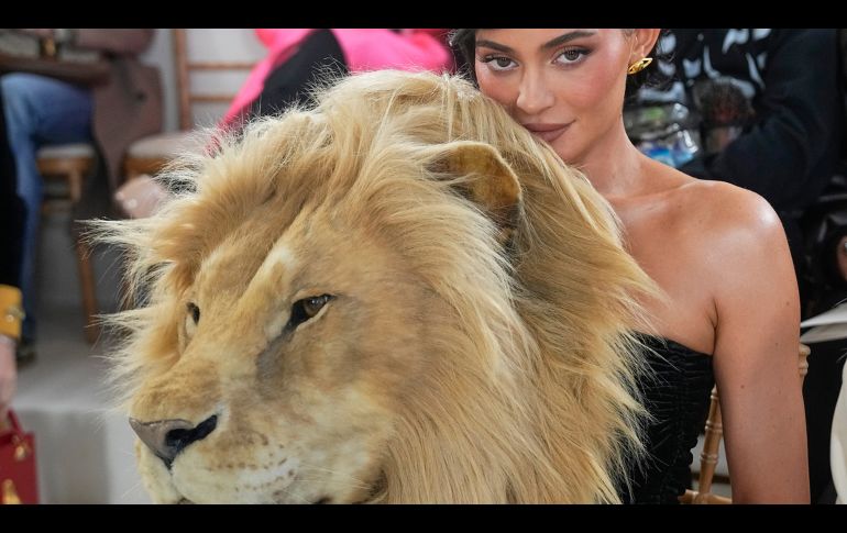 Kylie Jenner asistió a la pasarela de Schiaparelli usando un impactante vestido de la misma marca que llevaba una cabeza falsa de león. AP/ Michel Euler