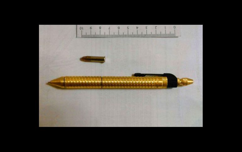 Policías tapatíos decomisaron cinco armas de fuego tipo pluma calibre .22 milímetros y 12 cartuchos útiles. ESPECIAL/FGR Jalisco