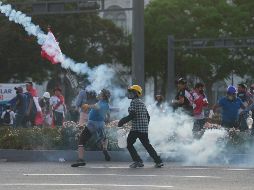 Los manifestantes se enfrentaron a policías en el centro de Lima. M. Mejía/AFP