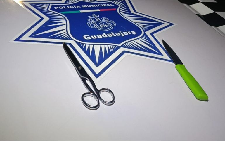 Policías aseguraron el cuchillo y las tijeras con las que el sospechoso amenazó a su familia. ESPECIAL/Policía de Guadalajara