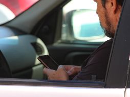 Relajan las multas por conducir y usar celular