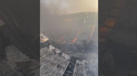 Hasta el momento y pese a las dimensiones del incendio, no se registraron personas lesionadas, sólo daños materiales. FACEBOOK / Dirección de Bomberos Tijuana