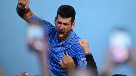 La experiencia de Djokovic se impuso sobre la juventud de Tsitsipas en los momentos más tensos del juego. AFP/A. Wallace