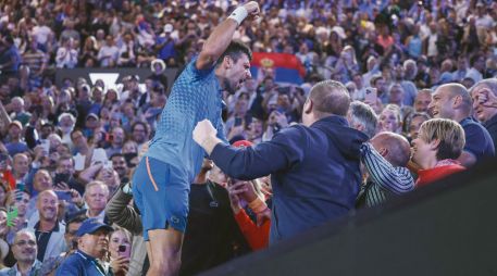 El serbio, y ahora número uno del mundo, saltó a las gradas a celebrar con su familia y equipo. AFP
