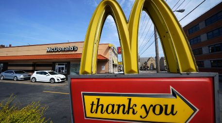 Los resultados de McDonald's incluyeron el impacto de mil 300 millones de cargos relacionados con la venta de su negocio en Rusia. AP/ARCHIVO