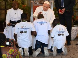 El Papa Francisco invitó a algunas de las víctimas del conflicto en el este del Cango a la nunciatura para escuchar sus testimonios. EFE/C. Fusco