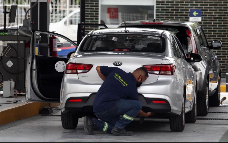 Durante la verificación, se evalúa la emisión de gases contaminantes, lo que contribuye a la preservación del aire y al mejoramiento de la calidad ambiental. EL INFORMADOR / ARCHIVO