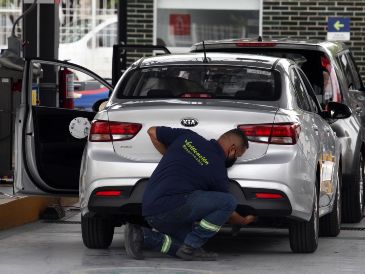 Durante la verificación, se evalúa la emisión de gases contaminantes, lo que contribuye a la preservación del aire y al mejoramiento de la calidad ambiental. EL INFORMADOR / ARCHIVO