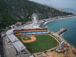 El primer partido se juega en el estadio Jorge Luis García Carneiro, una moderna estructura ubicada frente al Mar Caribe con capacidad para 14 mil 300 personas. TWITTER / @MLBVenezuela