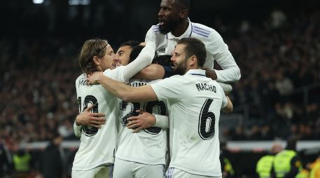 Real Madrid respondió al Barcelona, devolviendo a cinco puntos la desventaja con el líder. EFE/Kiko Huesca