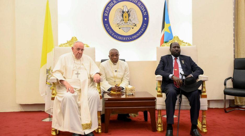 El Papa se reunió con el presidente sursudanés, Salva Kiir Mayardit, y el líder opositor y vicepresidente del Gobierno de unidad nacional, Riek Machar. EFE/VATICAN MEDIA