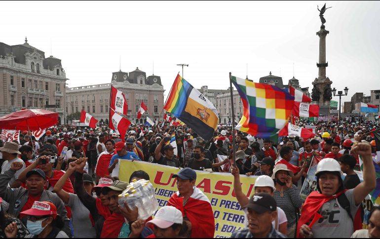 Personas participan en una manifestación en Lima que exige la renuncia de Dina Boluarte y el adelanto de elecciones. EFE/P. Aguilar