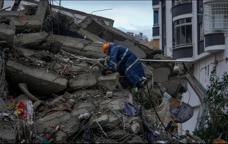 Hasta el momento suman más de dos mil muertos y cientos de lesionados por el sismo. AP/K. Hamra