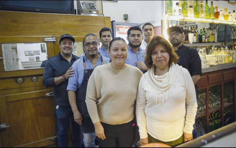 María Luisa Partida -al frente y de blanco-, dueña de la cantina popular “Los Famosos Equipales”, rodeada de su equipo de trabajo. EL INFORMADOR/ C. Zepeda