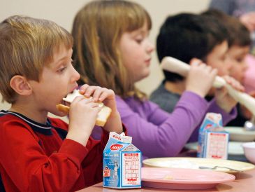 Los niños logran comer de todo cuando se atienden a tiempo entre los 2 a los 6 años, señala especialista. AP / ARCHIVO