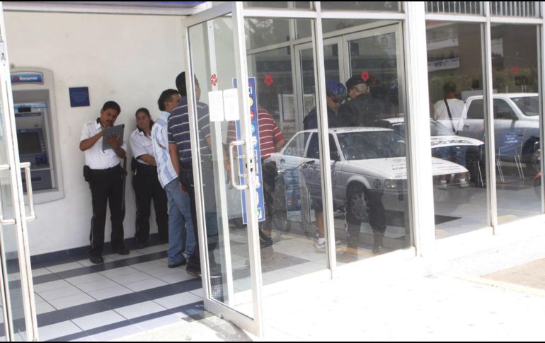Policías implementaron un operativo de búsqueda en las inmediaciones del banco. EL INFORMADOR/ARCHIVO