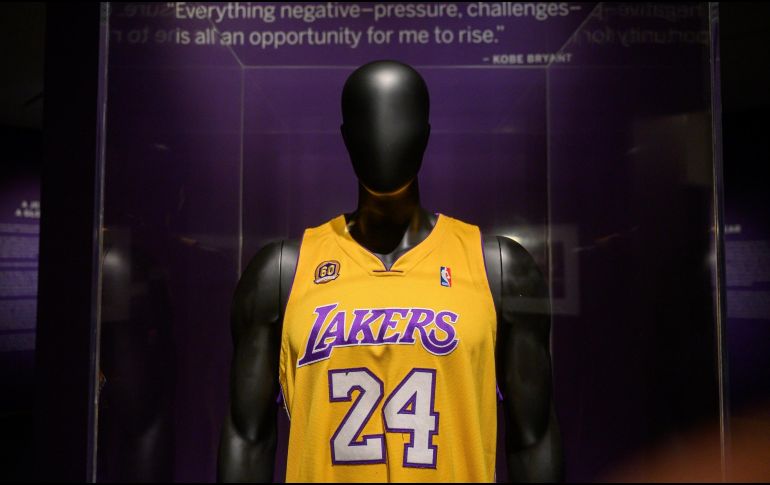 La casa de subastas Sotheby's vendió este jueves la casaca del memorable Kobe Bryant. AFP/