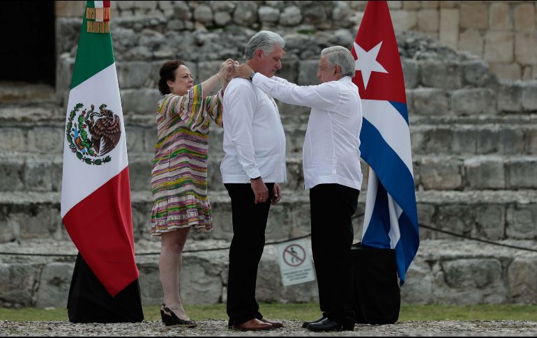 El Presidente López Obrador coloca el Collar de la Orden Mexicana del Águila Azteca a su homólogo, Miguel Díaz-Canel. SUN/D. Simón