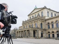 Un camarógrafo de televisión filma la Ópera Estatal de Hannover, Alemania, este lunes. AP/J. Stratenschulte