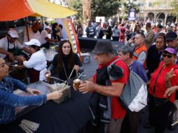 Por el aniversario de Guadalajara regalaron jericallas y tejuinos. EL INFORMADOR/ CARLOS ZEPEDA