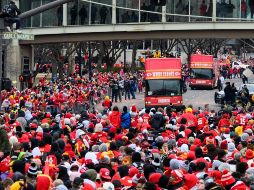 A lo largo del recorrido los jugadores de los Chiefs saludaron a la multitud de personas presentes. AP/Colin E. Braley