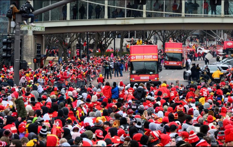 A lo largo del recorrido los jugadores de los Chiefs saludaron a la multitud de personas presentes. AP/Colin E. Braley