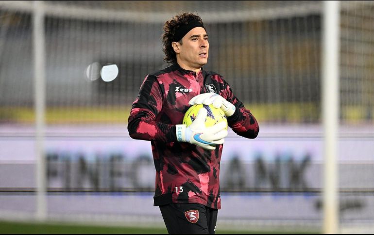 Guillermo Ochoa no fue considerado por el Salernitana para fungir como portero en su partido más reciente. SUN/ ARCHIVO
