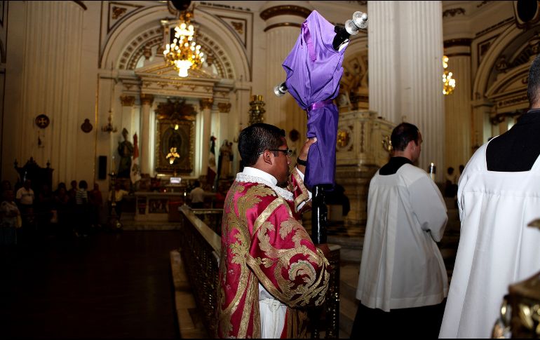 Uno de los cuestionamientos sobre la tradición es por qué las imágenes de santos y crucifijos se cubren con mantas de color morado durante los 