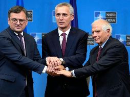 El secretario general de la OTAN, Jens Stoltenberg (c); el alto representante de la Unión Europea para Asuntos Exteriores, Josep Borrell, y el ministro ucraniano de Exteriores, Dmitro Kuleba (i). AP / V. Mayo