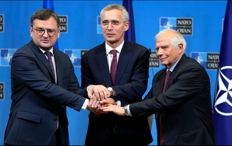 El secretario general de la OTAN, Jens Stoltenberg (c); el alto representante de la Unión Europea para Asuntos Exteriores, Josep Borrell, y el ministro ucraniano de Exteriores, Dmitro Kuleba (i). AP / V. Mayo