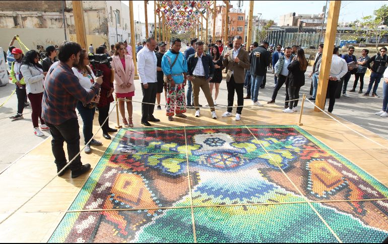 La instalación consiste en siete estructuras cúbicas de 6x6x6 metros, decorada con Ojos de Dios tejidos por artesanos de la comunidad wixárika. EL INFORMADOR / A. Camacho