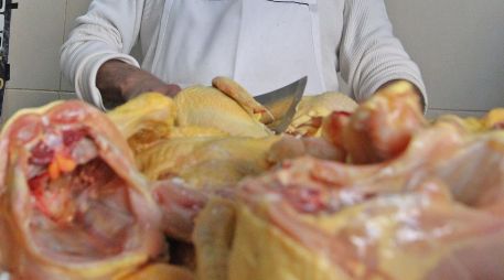 La pechuga de pollo y chuleta de cerdo se encarecieron en las últimas semanas para venderse en más de 120 pesos el kilo. EL INFORMADOR / ARCHIVO
