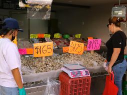 Autoridades comenzaron un operativo de inspección en el Mercado del Mar. EL INFORMADOR/ ARTURO NAVARRO