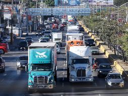 Miembros de la Conatram circularon ayer por diversos puntos de la ciudad para manifestarse de forma pacífica en contra de los cobros excesivos en las casetas y los abusos de las autoridades. EL INFORMADOR/C. Zepeda