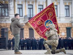 El presidente ucraniano, Volodimir Zelenski (izq), calificó el aniversario bélico como 