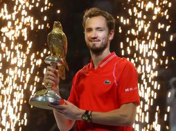 El ruso Daniil Medvedev ganó hoy por 6-4 y 6-4, una semana después de haber levantado ya el trofeo en el torneo de Róterdam. AFP / K. Jaafar