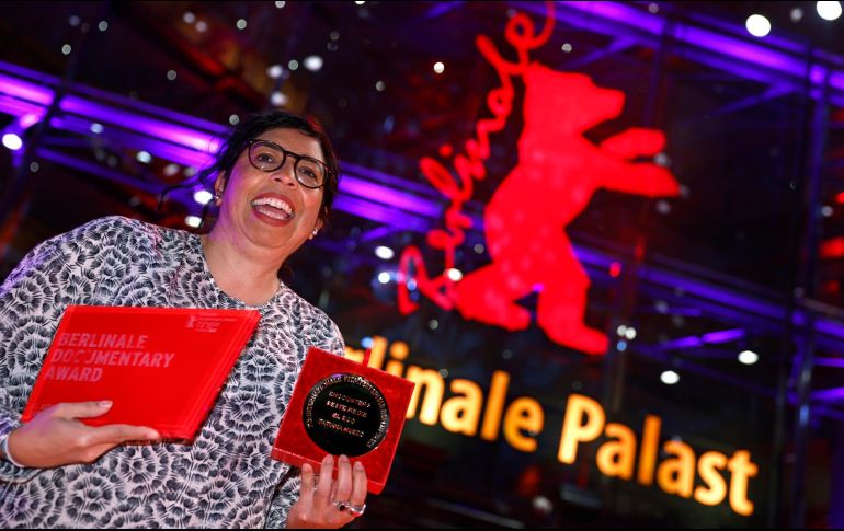 Tatiana Huezo. La directora lució feliz con su premio, mismo que le dedicó a las mujeres que hacen cine en nuestro país. EFE/H. Hanschke